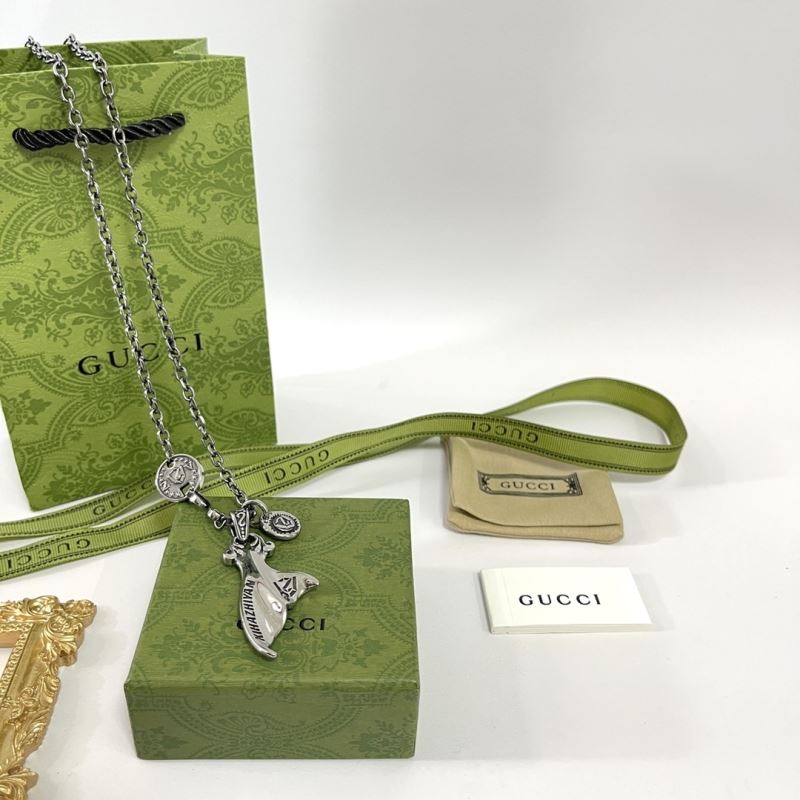 G*u*i necklaces